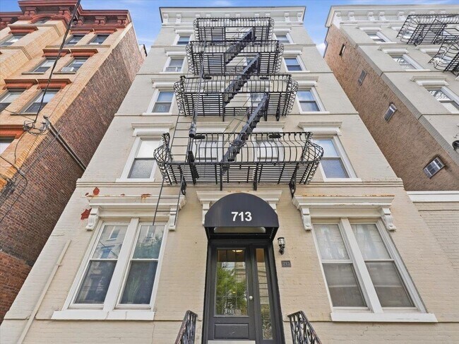 Building Photo - 711 Willow Ave