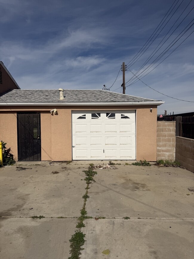 Building Photo - 1004 E K Ave