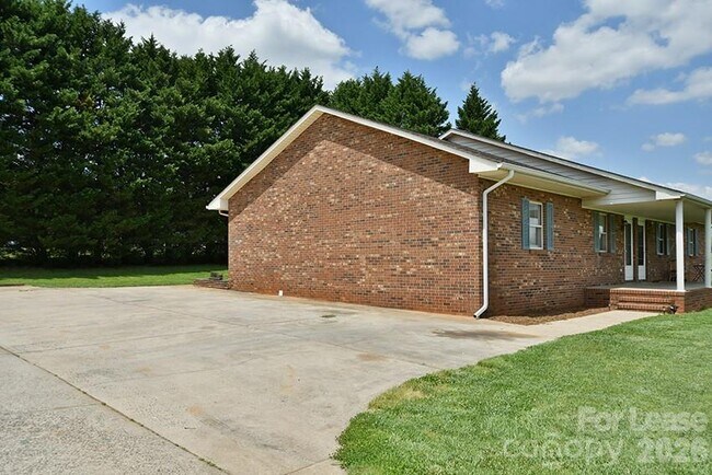 Building Photo - 152 Glen-Gar Dr