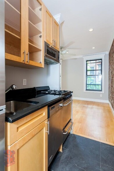 Building Photo - 346 E 18th St