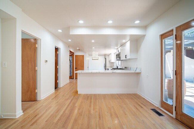 Building Photo - COMING SOON 4-bedroom, 4 bath unit in the desirable Los Feliz