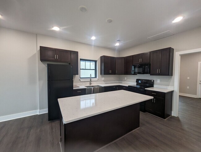 Building Photo - 3 Bedroom/2 Bathroom Townhouse • Southside