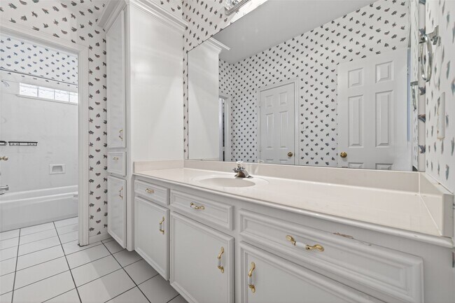 Building Photo - 8023 Oakwood Hollow St