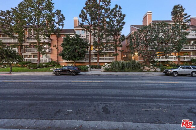 Building Photo - 4346 Redwood Ave