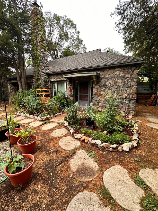 Primary Photo - 2445 Custer Ave