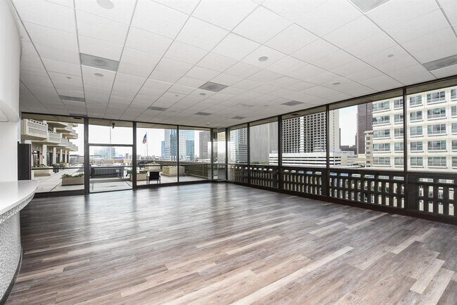 Building Photo - 2016 Main St