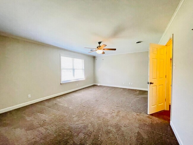 Building Photo - 223 Raintree Ln