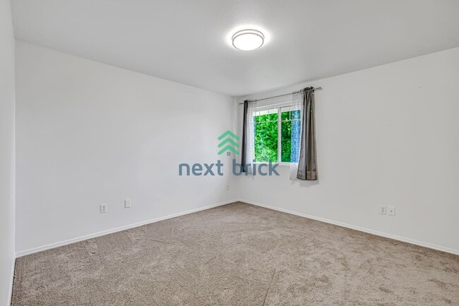 Building Photo - 2 BED & 1.5 BATH TOWNHOUSE FOR RENT