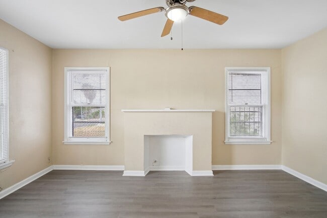 Building Photo - Close to Local Amenities and Downtown