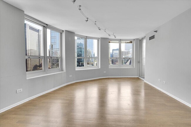 Building Photo - 345 N La Salle Dr