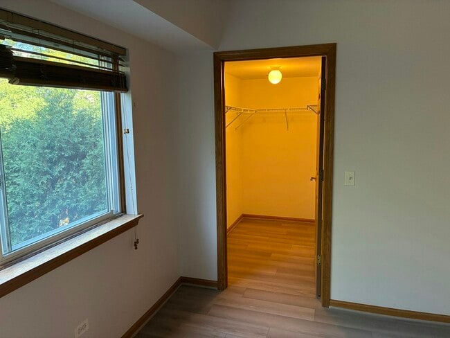 Building Photo - 927 Elderberry Cir