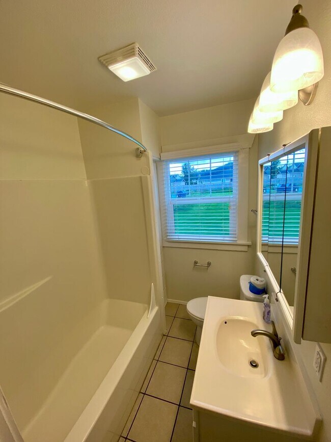 Building Photo - 15721 Main St E