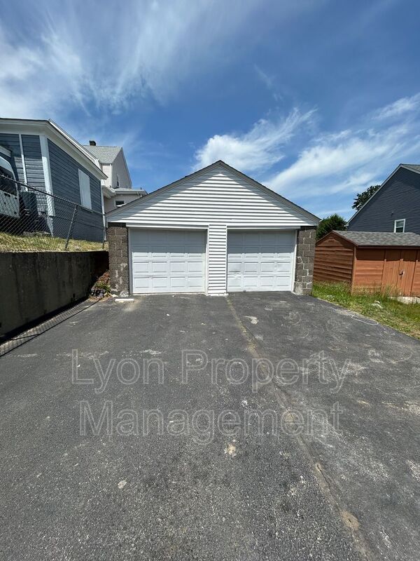 Building Photo - 568 Elm St