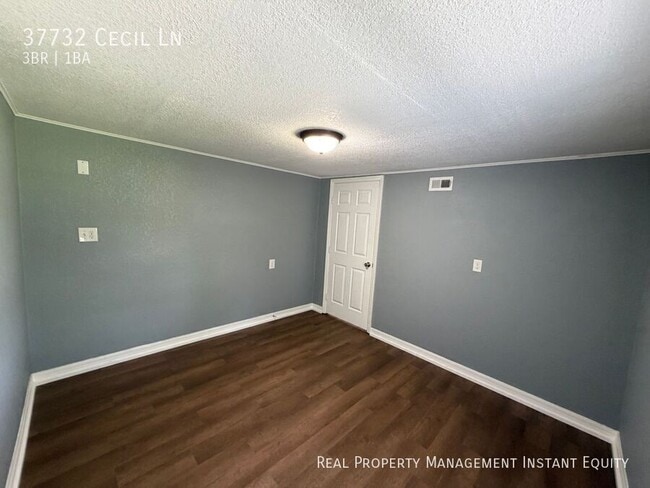 Building Photo - 37732 Cecil Ln