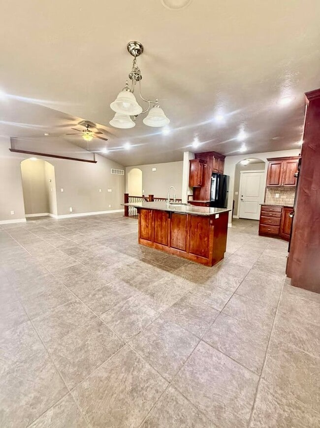 Building Photo - Large beautiful home