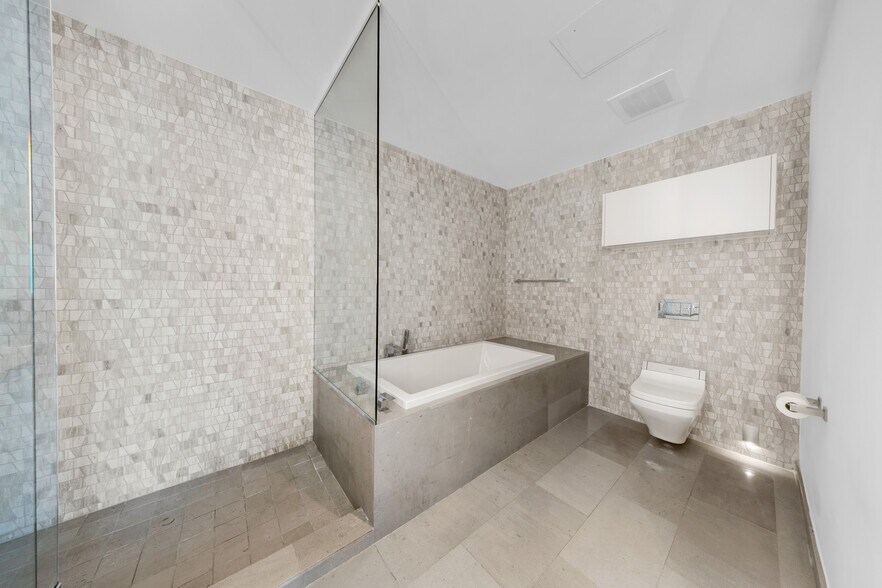 Building Photo - 88 SW 7th St