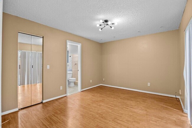 Building Photo - 1100 Manor Dr