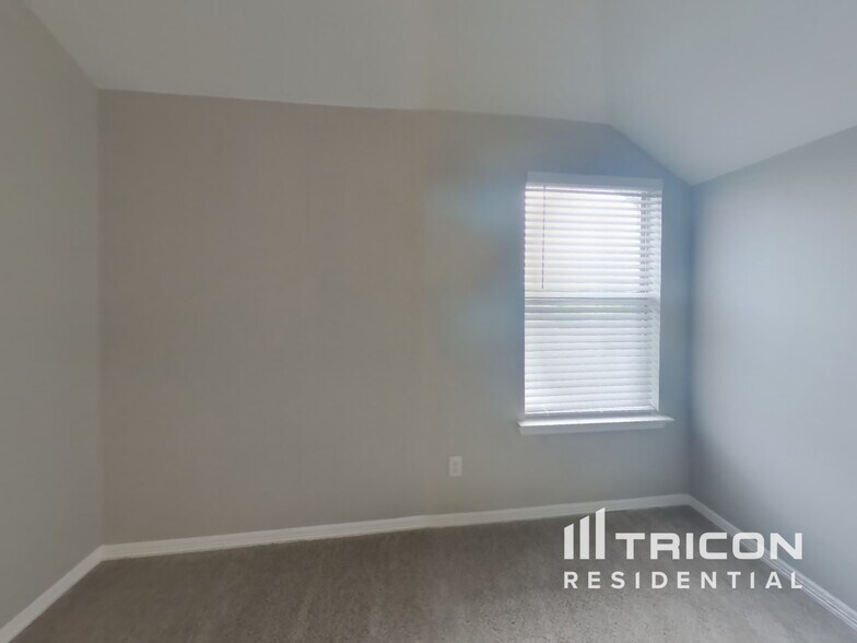 Building Photo - 511 Wolf Dr