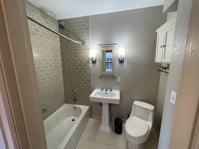 Building Photo - Queens Court Condo #310 - Top Floor Corner...