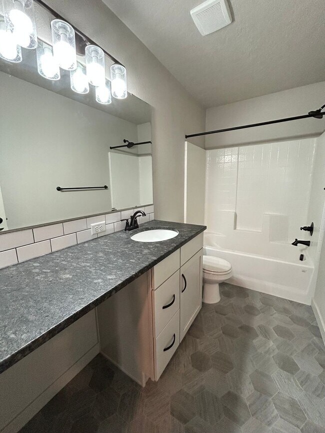 Building Photo - Charming Modern Home in the Heart of Boise