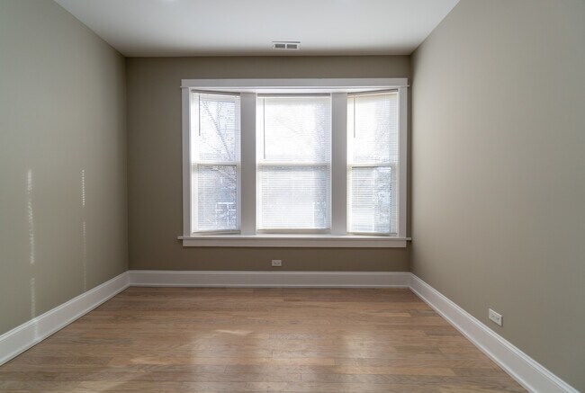 Building Photo - 1706 W Balmoral Ave