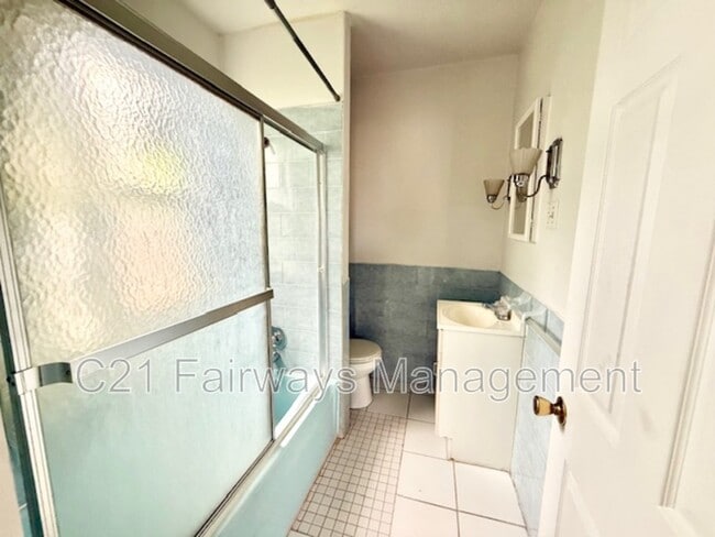 Building Photo - 877 Vankirk St