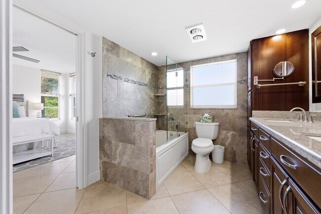 Building Photo - 3000 NE 48th Ct