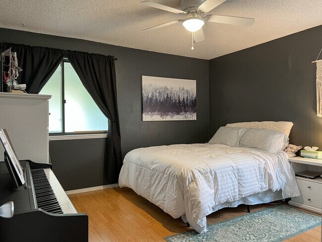 Building Photo - Great Unit.  Come see it!!!  Bright and Open with spacious 1 bed, 1 bath end unit with outdoor deck.