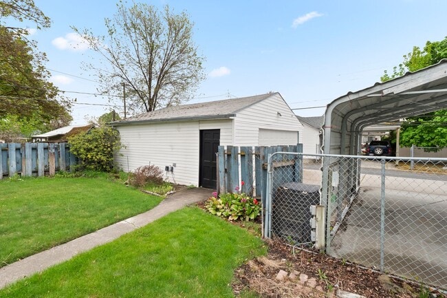Building Photo - 2521 W Sanson Ave