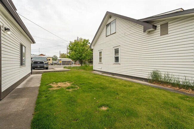 Building Photo - 3220 Clark St