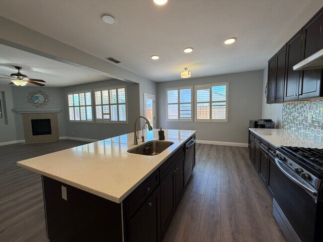 Building Photo - AVAILABLE NOW! LEASE TODAY! 4 Bedroom 3 Bath Elk Grove Home with Bonus Room!