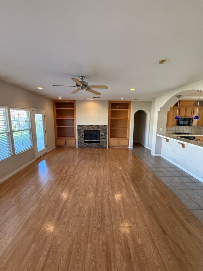 Building Photo - Spacious 4-Bedroom, 2-Bathroom Home in Southwest Bakersfield