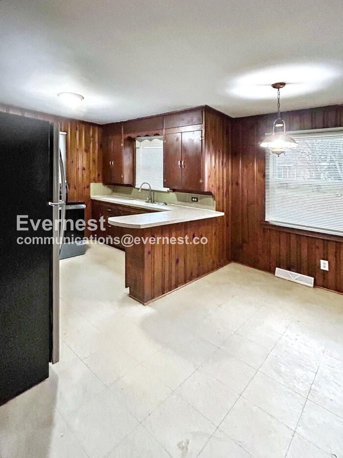 Building Photo - 1715 Longview Dr