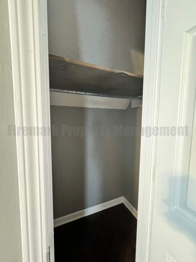 Building Photo - Newly Renovated 4 Bedroom 2 Bathroom