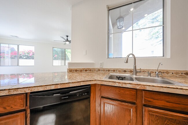 Building Photo - 337 W Mountain Sage Dr