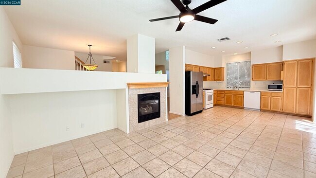 Building Photo - 1023 Vista Pointe Cir