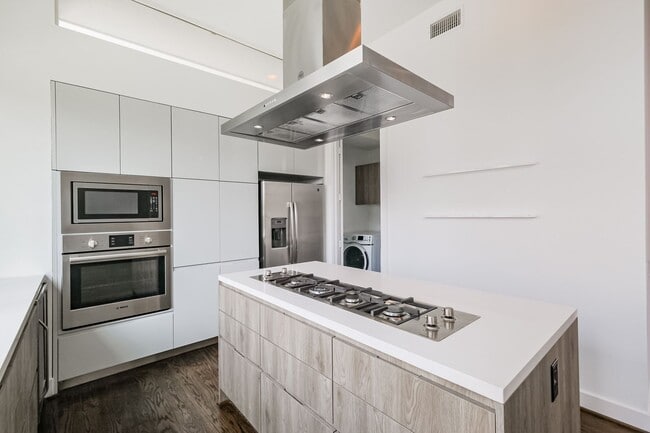 Building Photo - Welcome to this absolutely STUNNING Townhome!!