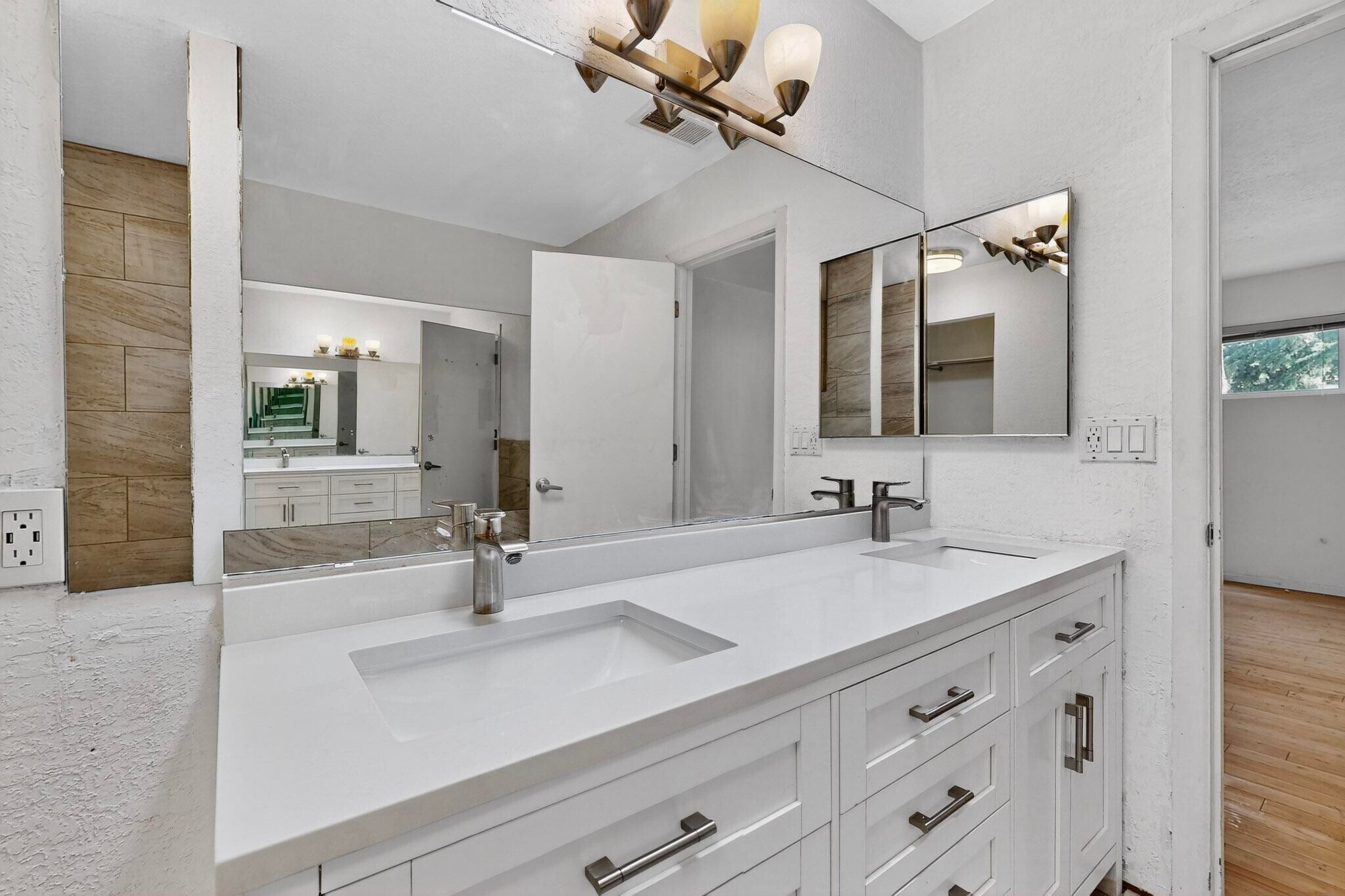 Building Photo - 5528 Overlook Dr NE