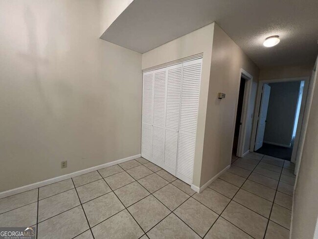 Building Photo - 155 E Lakemont Dr