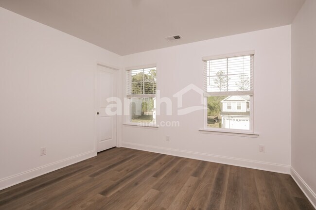 Building Photo - 100 Pond Rdg Run