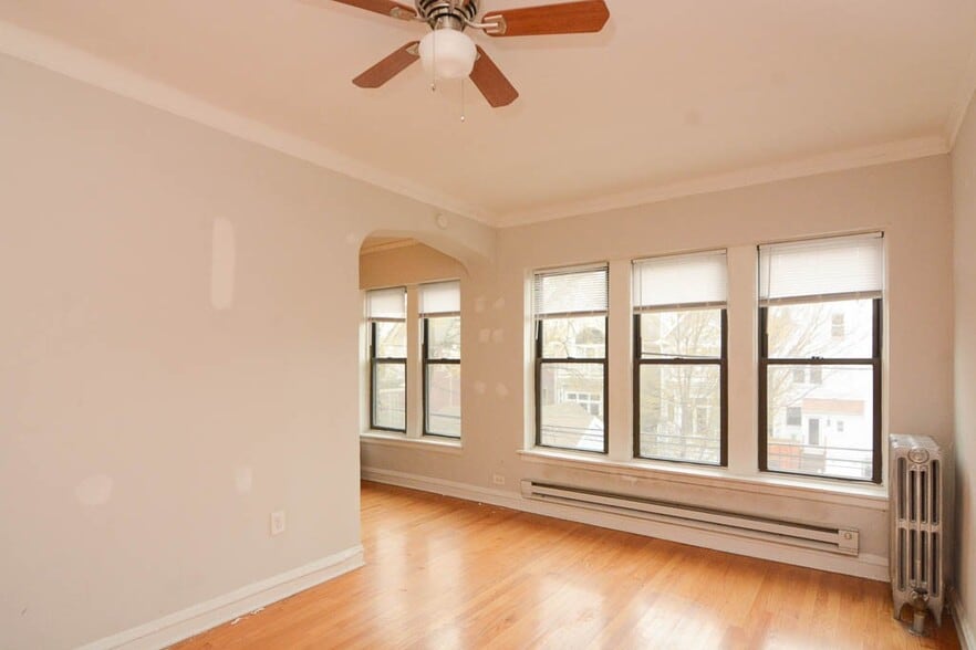 Building Photo - 4644 N Paulina St
