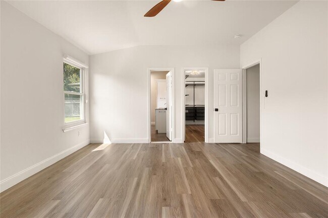 Building Photo - 2652 Bradley Ln
