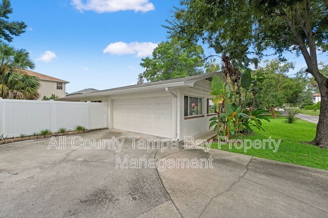 Building Photo - 2725 N Myrtle Ave