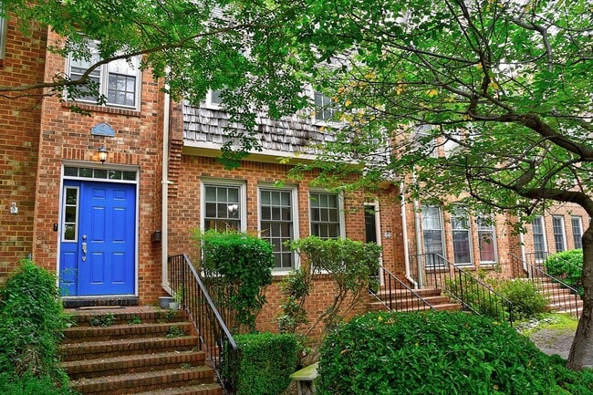 Building Photo - DOWNTOWN NORFOLK TOWNHOUSE