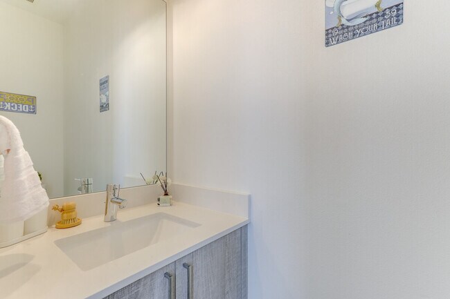 Building Photo - 128A W Florentia St