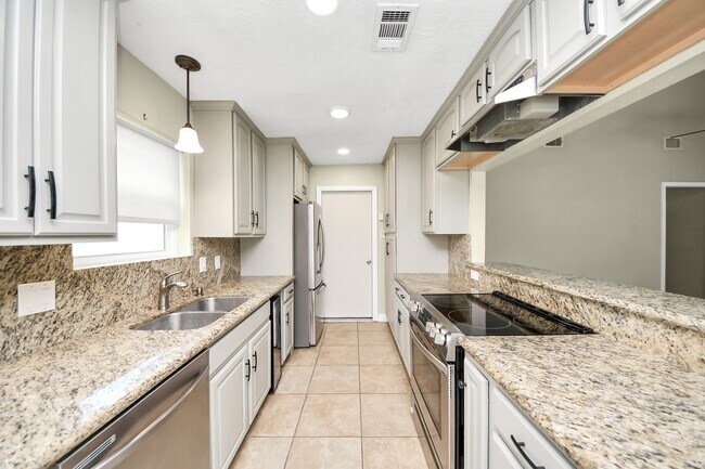 Building Photo - 1104 N Heron Dr