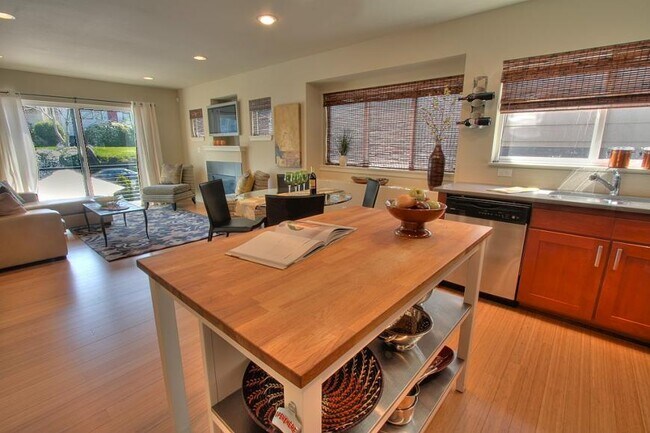 Building Photo - 3 bedroom in Seattle WA 98105