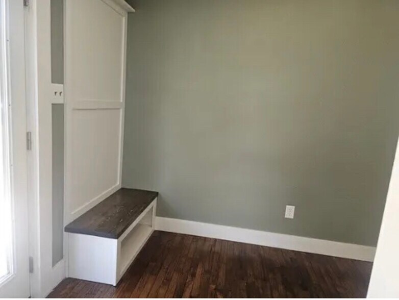 Building Photo - 719 S Market St