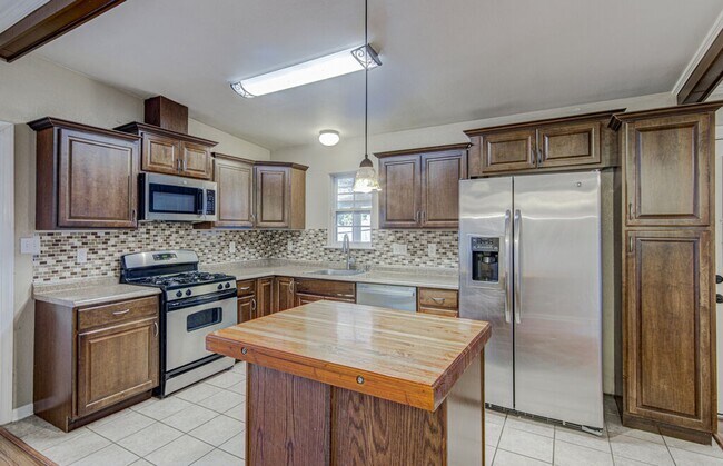Building Photo - 1410 Kamar Dr