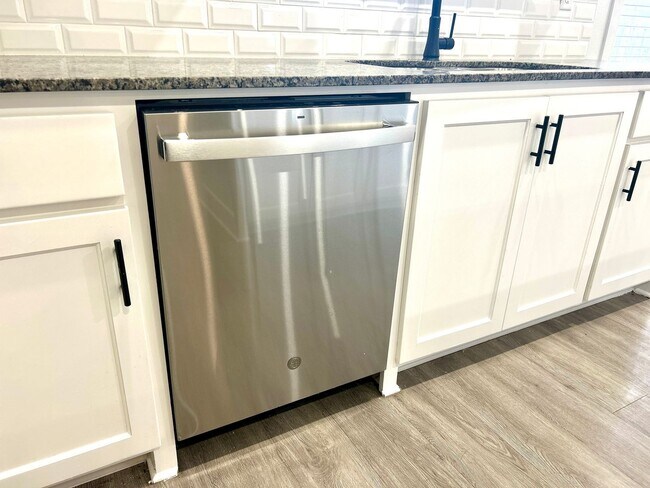 Building Photo - Centerton Home Available NOW! 4 bed, 2 full bath no carpet home. LARGE fenced backyard